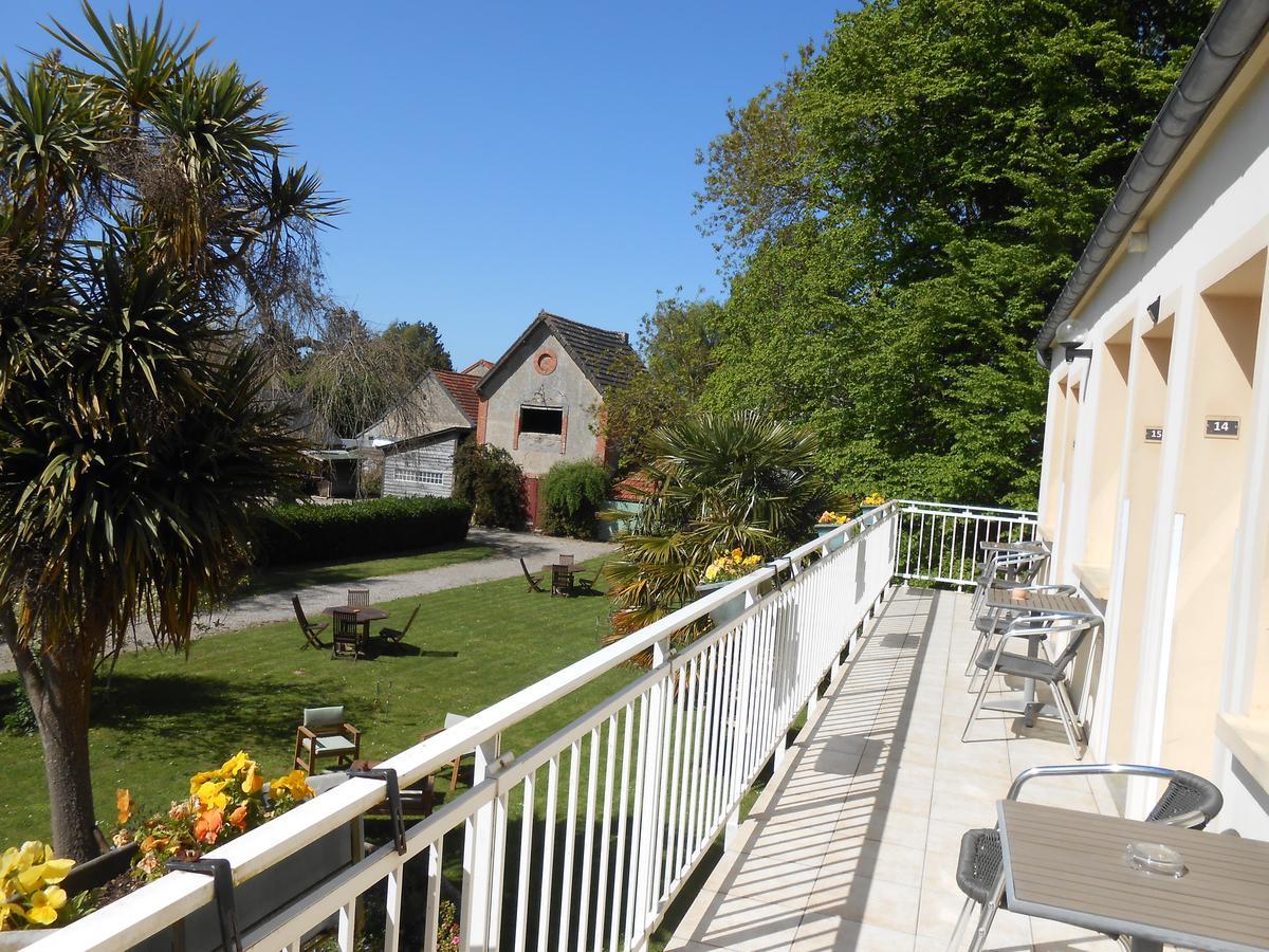 La Demeure Du Perron Quettehou Exterior foto